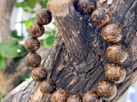 Vì sao nên chọn vòng tay trầm hương tặng sếp?